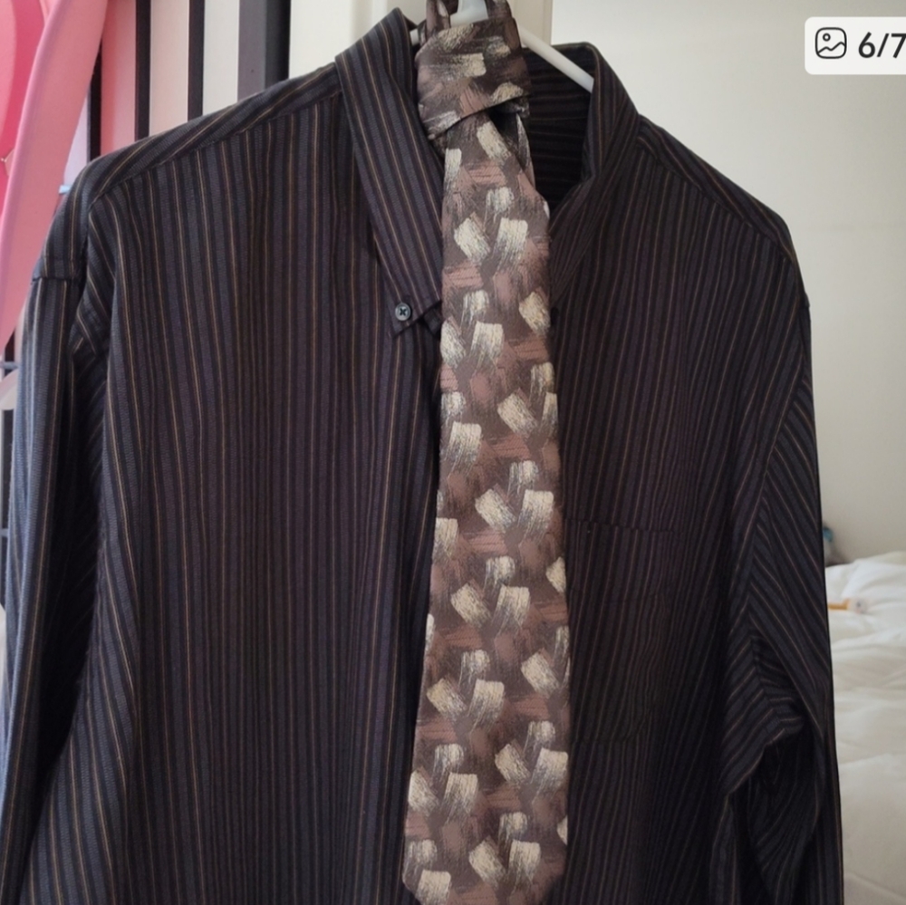 Van Heusen Brown Stripes Long Sleeve Dress Shirt Free Large With Tie GUC 24 ptp